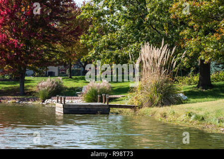 Un petit lac privé ou d'un étang avec de l'herbe de la pampa et de bateaux de pêche ou dans un quartier dock à Wichita, Kansas, États-Unis. Banque D'Images