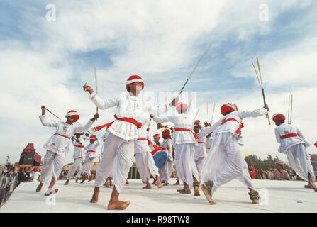 Danse adivasi bhil, Madhya Pradesh, Inde Banque D'Images