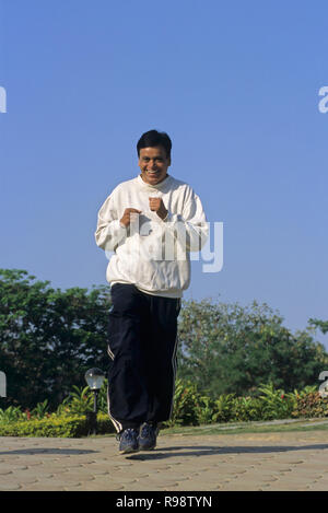 Senior man Jogging on beach M.# 448 Banque D'Images