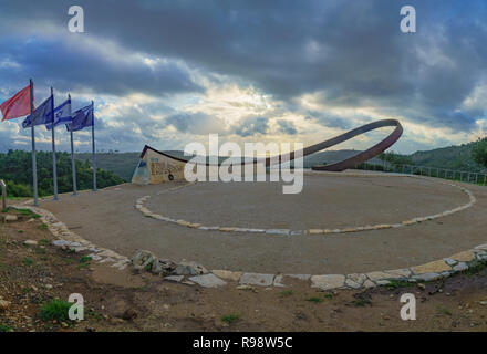 Haïfa, Israël - 20 décembre 2018 : le monument aux victimes de la tragédie de l'incendie du Carmel, avec les pentes du Mont Carmel, et la mer Méditerranée. Banque D'Images