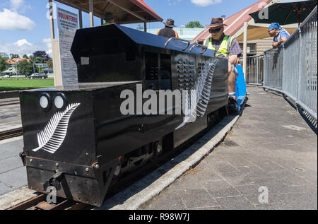 TAURANGA Nouvelle-zélande - Décembre 16,2018 ; ingénieurs passionnés de chemin de fer modèle préparer vintage train miniature peinte en noir avec emblème silver fern givi Banque D'Images