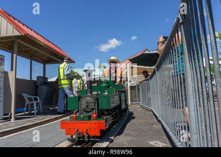 TAURANGA Nouvelle-zélande - Décembre 16,2018 ; ingénieurs passionnés de chemin de fer modèle préparer vintage train miniature d'offrir des manèges. Banque D'Images