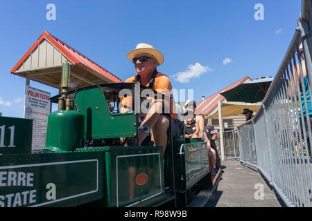 TAURANGA Nouvelle-zélande - Décembre 16,2018 ; ingénieurs passionnés de chemin de fer modèle préparer vintage train miniature donnant des promenades. Banque D'Images