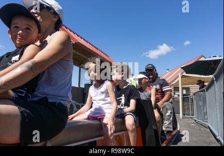 TAURANGA Nouvelle-zélande - Décembre 16,2018 ; ingénieurs passionnés de chemin de fer modèle préparer vintage train miniature donnant des promenades. Banque D'Images