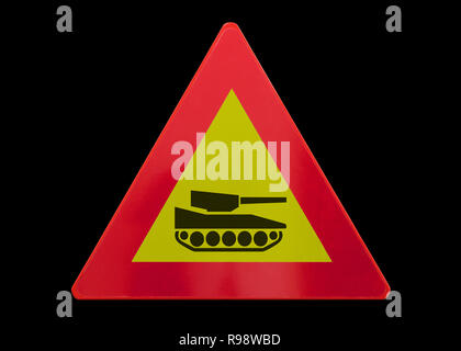 Signe de la circulation des véhicules blindés - isolé - sur noir Banque D'Images