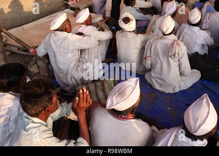 Les agriculteurs pauvres de l'État participant à un rassemblement politique à l'Azad Maidan, Mumbai, Inde, un point de ralliement populaire à Mumbai Banque D'Images