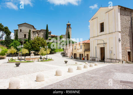 Greccio, Italie. La très petite ville médiévale dans la région du Lazio, célèbre pour le sanctuaire catholique de Saint François Banque D'Images