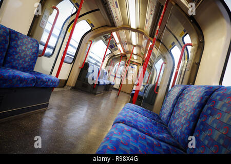 Londres, Angleterre - Décembre 2018 : TFL London Underground vide central line railway carriage Banque D'Images