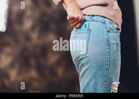 Girl, met l'argent dans une poche de jeans retour facture papier 200 et 2000 roubles. Banque D'Images