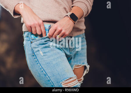 Girl, met l'argent dans une poche de jeans retour facture papier 200 et 2000 roubles. Banque D'Images