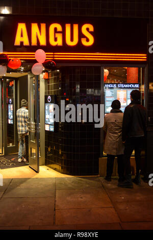 Angus Steak House Restaurant et la signalisation sur Cranbourn Street dans le West End de Londres, UK Banque D'Images