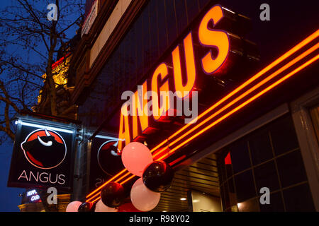 Angus Steak House Restaurant et la signalisation sur Cranbourn Street dans le West End de Londres, UK Banque D'Images