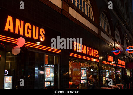 Angus Steak House Restaurant et la signalisation sur Cranbourn Street dans le West End de Londres, UK Banque D'Images