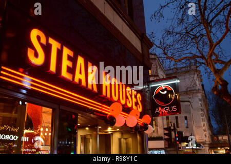 Angus Steak House Restaurant et la signalisation sur Cranbourn Street dans le West End de Londres, UK Banque D'Images