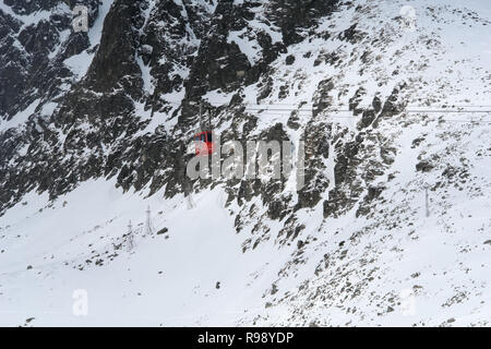 Tatranska Lomnica, Slovaquie - 24 janvier 2018 : le rouge du téléphérique de Lomnicky Stit en hiver dans les Hautes Tatras dans la Tatr Banque D'Images