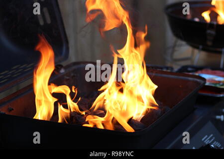 de grandes flammes se sont enflamées au barbecue juste en été Banque D'Images