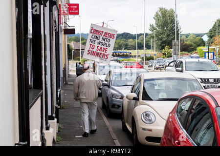 Un chrétien évangélique promenades à travers une ville avec une pancarte disant : Jésus Christ est venu dans le monde pour sauver les pécheurs, la promotion de la Chrétienté Banque D'Images