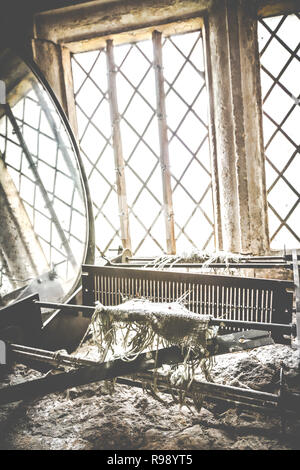 Fragment de matériau et une fracture à tisser dans une fenêtre à Chastleton House. Banque D'Images