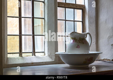 Un vieux pot et d'un lavabo sur un rebord à Chastleton House. Banque D'Images
