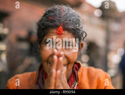 Namaste - salutation traditionnelle de femme dans Bhaktapur, Népal Katmandou Banque D'Images