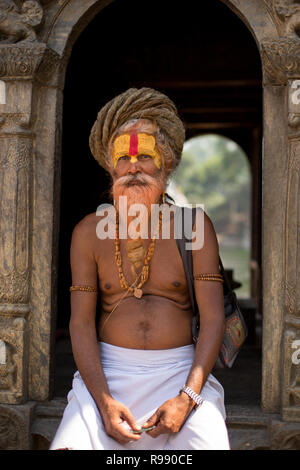 Portrait de sadhu au temple de Pashupatinath. Dans l'hindouisme, le sadhu se consacre exclusivement à la réalisation de moksha (la libération) par la méditation et contempl Banque D'Images