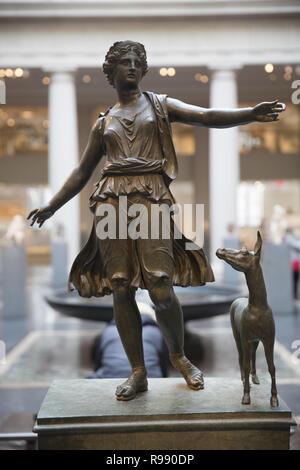 Statue en bronze d'Artémis (Diane) romain et un cerf ; Grec ou romain, la fin de l'époque hellénistique ou au début de l'Impériale, Ier siècle avant J.-C. - 1e siècle APR. Banque D'Images