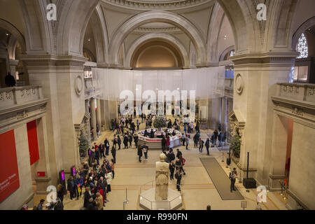 Recherche à travers le Grand Hall à l'entrée du Metropolitan Museum of Art de New York. Banque D'Images