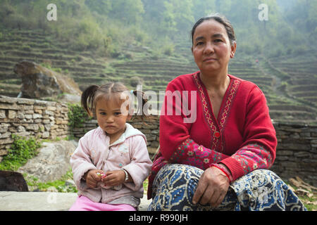 Mère et fille de l'himalaya non identifiés posent pour l'appareil photo au massif de l'Annapurna range Banque D'Images