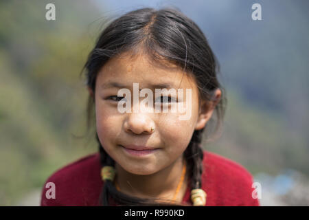 Fille de l'himalaya posent pour l'appareil photo avec doudou et sourire Banque D'Images