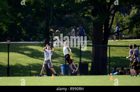 Garçons jouant le touch football dans Central Park à New York City Banque D'Images