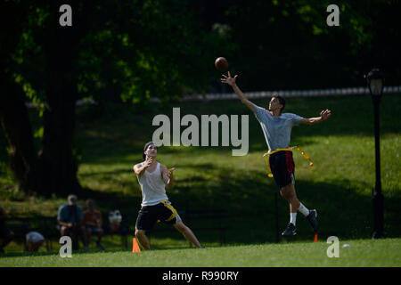 Garçons jouant le touch football dans Central Park à New York City Banque D'Images