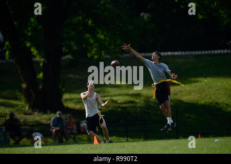 Garçons jouant le touch football dans Central Park à New York City Banque D'Images