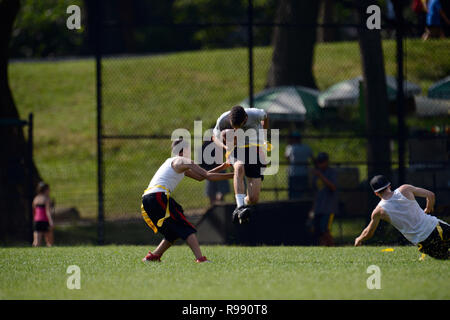 Garçons jouant le touch football dans Central Park à New York City Banque D'Images