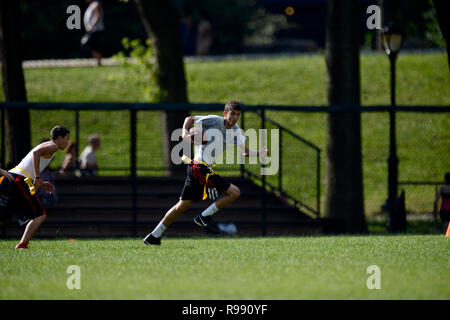 Garçons jouant le touch football dans Central Park à New York City Banque D'Images