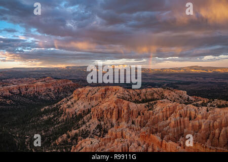 Cheminées et un arc-en-ciel au coucher de soleil d'Inspiration Point dans le Parc National de Bryce Canyon dans l'Utah Banque D'Images