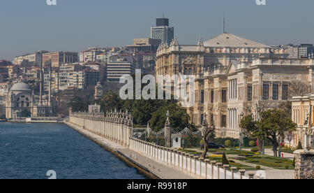 Istanbul, Turquie - le Palais de Dolmabahçe est le principal centre administratif de l'Empire Ottoman. Ici en particulier sa façade vu de la mer Banque D'Images