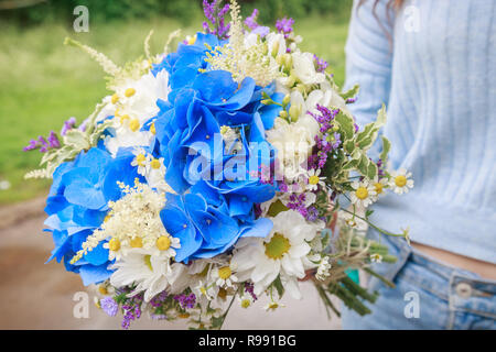 Fille est titulaire d'un beau bouquet de fleurs de mariage. Banque D'Images