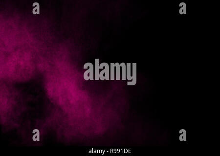 Abstract purple de fumée d'un débit en fond noir.violet dramatique nuages de fumée. Banque D'Images