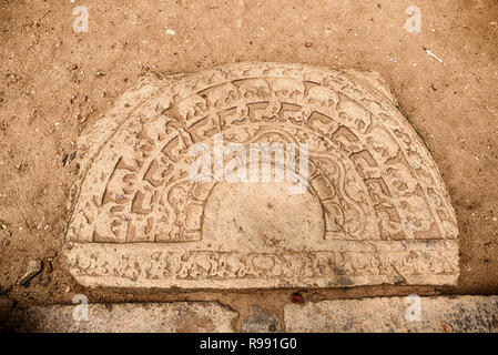 Une pierre porte avec les éléphants et d'autres sculptures d'animaux est sur le terrain à l'extérieur de la salle d'audience du Roi dans la ville ancienne de Polonnaruwa dans Banque D'Images