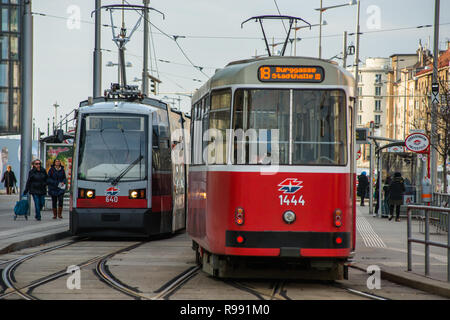 Les Trams sur Wiedner GŸrtel près de Hauptbahnhof, Vienne, Autriche. Banque D'Images