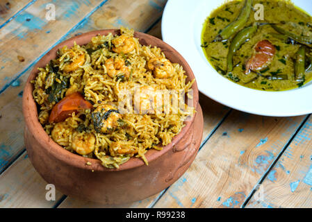 Délicieux Biryani Crevettes en pot en argile Banque D'Images