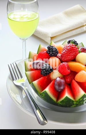 Fancy cut melon avec le jus de fruits assortis à l'intérieur et à boire Banque D'Images