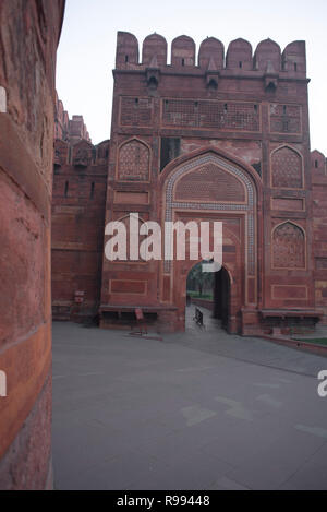 Une entrée intérieure du fort d'Agra a également demandé que le Fort Rouge avec des hauts murs faits de pierres rouges autrefois résidence de la dynastie moghole Banque D'Images