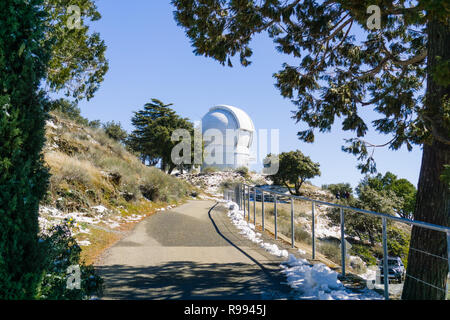 Chemin pavé menant à la recherche de la planète télescope automatisé (CSA) qui fait partie de l'Observatoire Lick sur complexe haut de Mt Hamilton, San Jose, au sud Banque D'Images