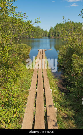 Boardwalk menant au lac des marais dans le parc provincial Quetico en Ontario Banque D'Images