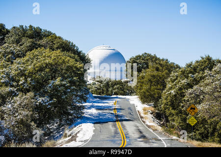 Route menant à Shane telescope, une partie de l'Observatoire Lick sur complexe haut de Mt Hamilton, sur une rare journée d'hiver enneigée, San Jose, South San Francisco Banque D'Images