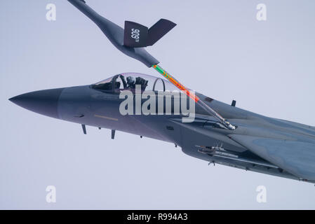 Un KC-135 Stratotanker s'étend de la rampe et ravitaille Un F-15C Eagle 11 Déc., 2018, hors de Kadena Air Base, au Japon. Le 909e Escadron de ravitaillement en vol permet d'assurer un ravitaillement en vol de l'Indo-Pacifique en fournissant aux Etats-Unis, alliés et partenaires au sein de la zone de responsabilité. (U.S. Air Force photo par un membre de la 1re classe Matthew Patrick Fougeyrollas) Banque D'Images