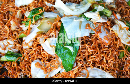 Sauté de nouilles instantanées avec Légumes / Nourriture Thaï pad thaï sautées nouilles de riz dans l'alimentation de rue. Banque D'Images