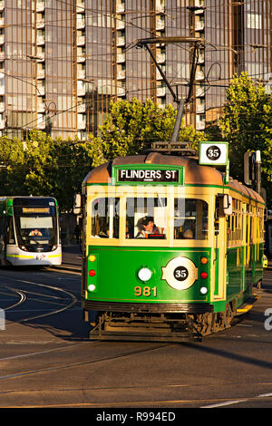Un tram vintage Melbourne se déplace le long de l'Esplanade du port de Melbourne Docklands, Victoria en Australie. Banque D'Images