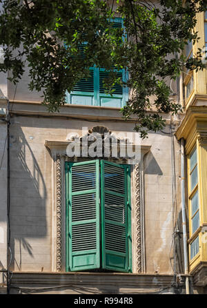 PALMA DE MAJORQUE, ESPAGNE - 23 MAI 2018 : volets verts sur une fenêtre dans la vieille ville Banque D'Images